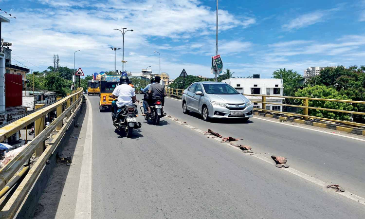 Damaged spring posts on flyovers in Egmore increases traffic violations