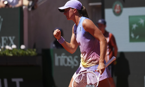 French Open: Swiatek and Sabalenka reach fourth round without dropping a set but Alcaraz labors