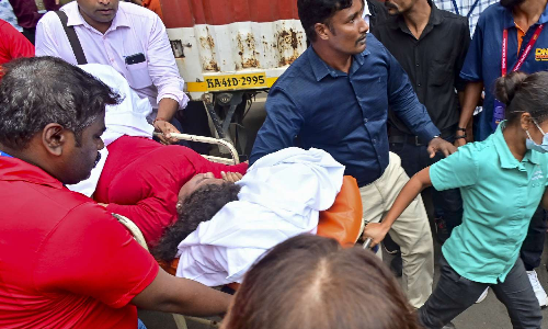 11 dead, 33 injured in stampede near Bengaluru cricket stadium: Siddaramaiah 11 dead, 33 injured in stampede near Bengaluru cricket stadium: Siddaramaiah