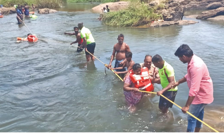 13 people rescued after being stranded in Tamirabarani river