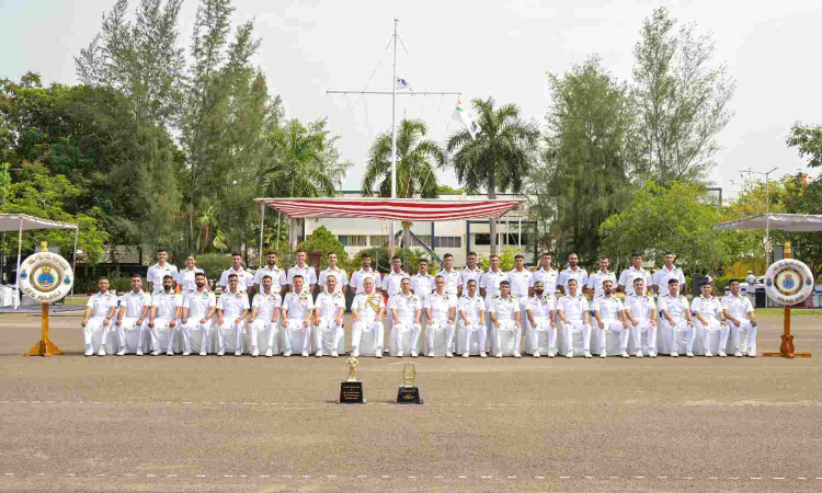 18 naval officers graduate as pilots 18 naval officers graduate as pilots