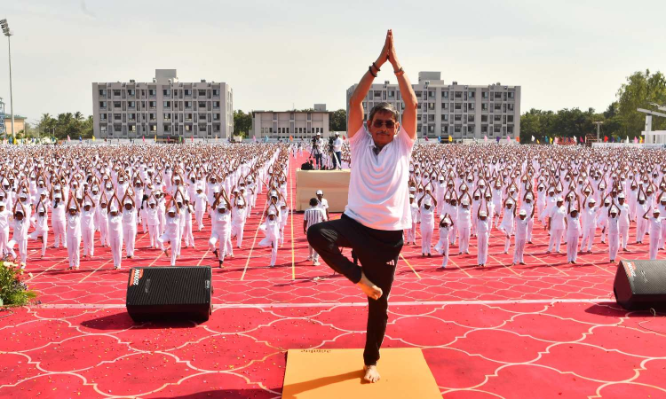 At 73, TN Governor Ravi wows crowd with 51 push-ups at Yoga Day event At 73, TN Governor Ravi wows crowd with 51 push-ups at Yoga Day event