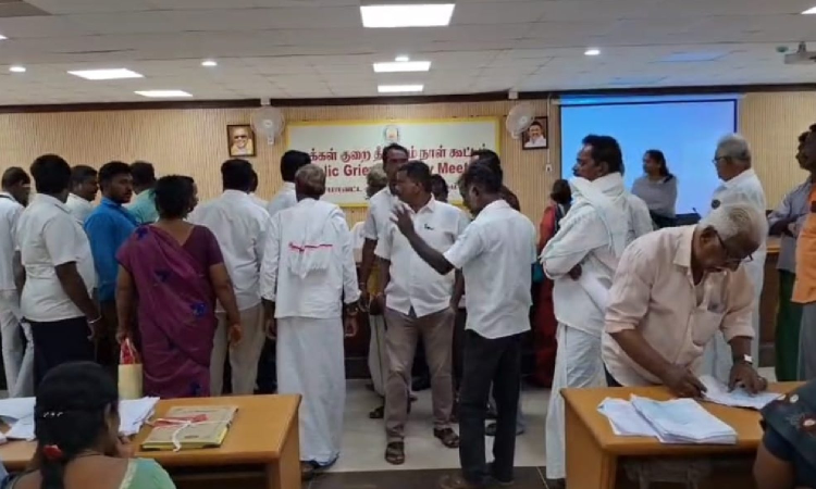 Farmers protest late arrival of Collector at Chengalpattu grievance meeting over unpaid rice dues Farmers protest late arrival of Collector at Chengalpattu grievance meeting over unpaid rice dues