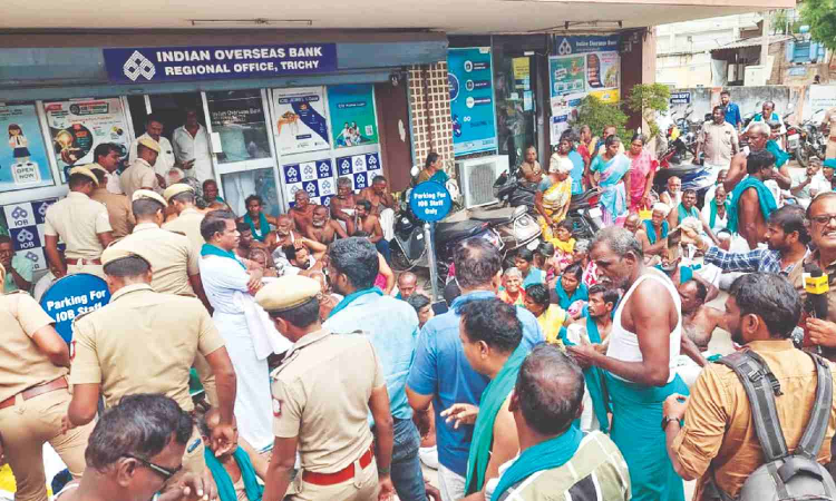 Tiruchy farmers protest against banks drawing from MGNREGS, pension funds to adjust loan payments