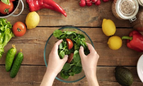 A bowl of spinach, kale and broccoli may boost heart health in elderly women A bowl of spinach, kale and broccoli may boost heart health in elderly women
