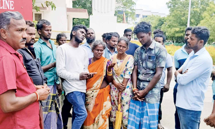 Farmer’s body handed over to relative in Tiruchy; son protests Farmer’s body handed over to relative in Tiruchy; son protests