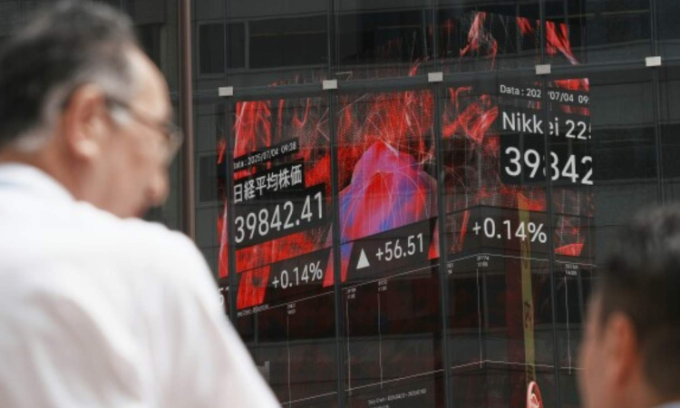 World shares mostly down as Trumps tariff deadline looms, while US stocks set records World shares mostly down as Trumps tariff deadline looms, while US stocks set records