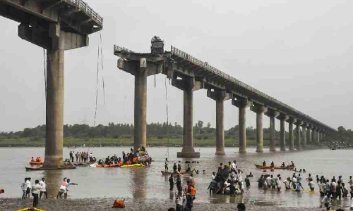 Vadodara bridge collapse: Death toll rises to 15