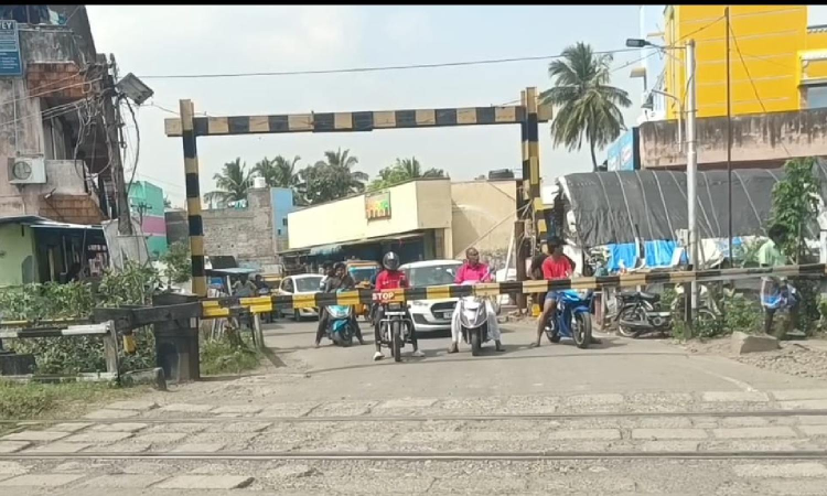 Caught napping during duty hours, two gatekeepers on Chengalpattu-Arakkonam suspended