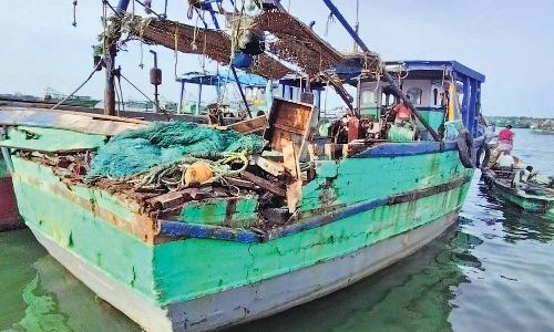 Sri Lankan Navy detain 7 fishermen near Neduntheevu