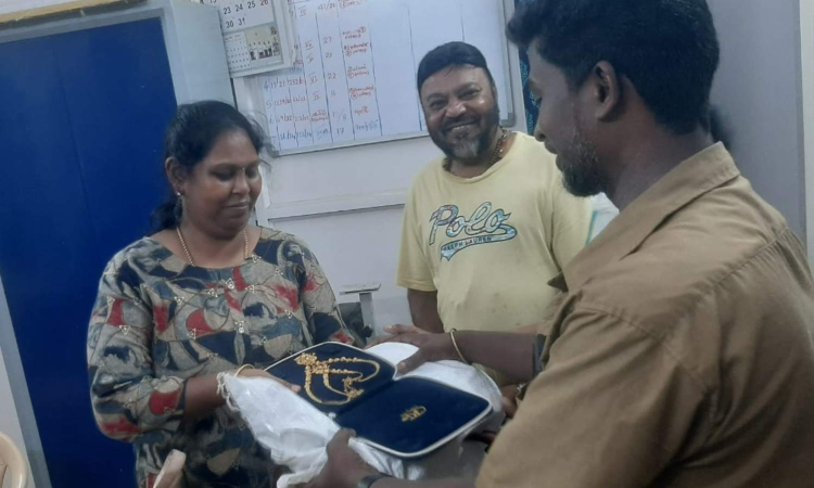 Honest auto driver returns passengers gold, silk sarees worth lakhs in Chennai