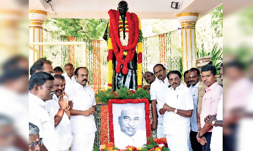 Kamaraj’s 123rd birth anniversary celebrated with fanfare; Kanimozhi unveils new statue in Tiruchuli Kamaraj’s 123rd birth anniversary celebrated with fanfare; Kanimozhi unveils new statue in Tiruchuli