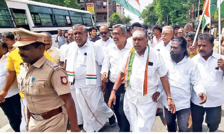 Tiruchy Siva disrupts ruling alliance as angry Congress stages stir