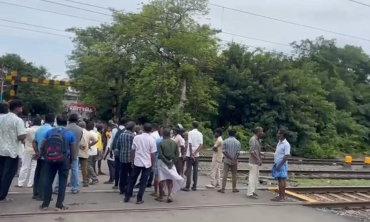EMU traffic closes railway gate for hours; angry Tirusulam commuters stage rail roko