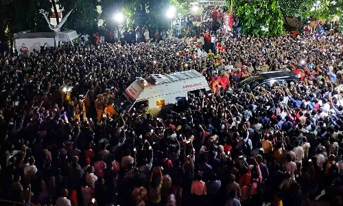Thousands pay homage to Achuthanandan