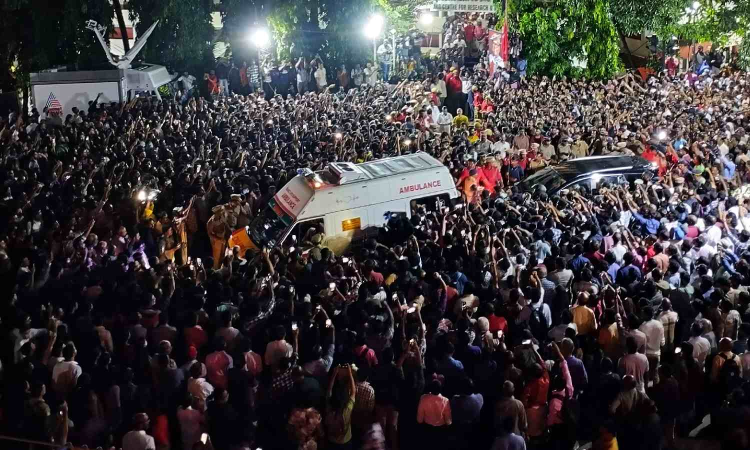 Thousands pay homage to Achuthanandan
