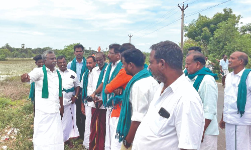 Don’t turn irrigation tank into dump site, desilt it: Tiruvarur ryots