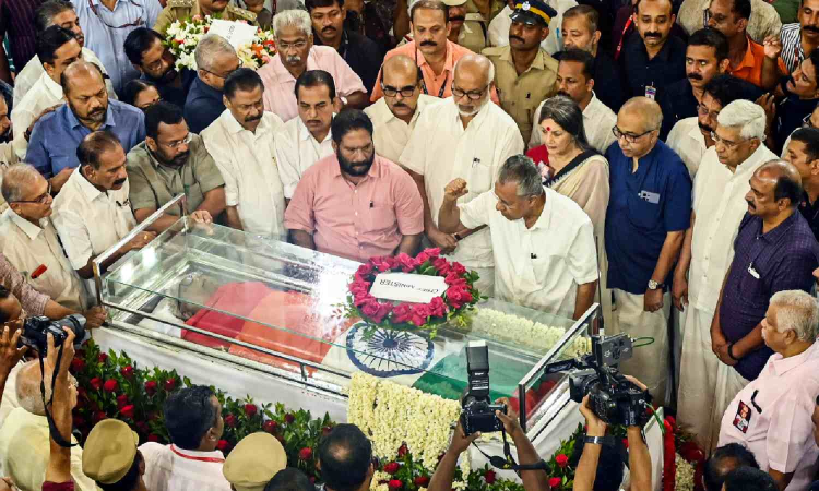 Achuthanandans mortal remains reach hometown after being delayed by crowd all the way