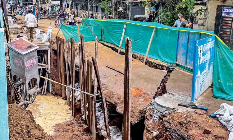 SWD works at Choolaimedu damages road at Bajanai Koil Street SWD works at Choolaimedu damages road at Bajanai Koil Street
