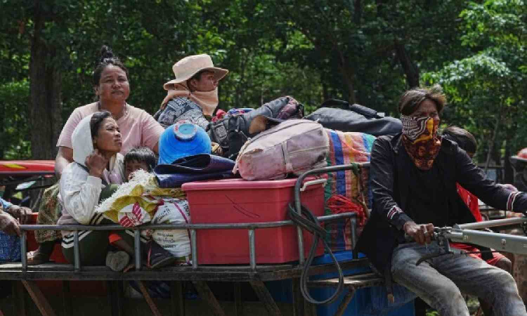 Tens of thousands flee their homes as Thailand, Cambodia clash Tens of thousands flee their homes as Thailand, Cambodia clash