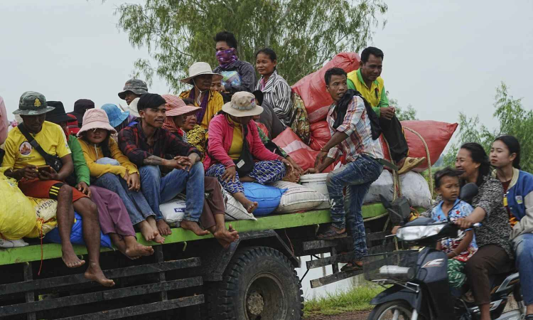 Cambodian officials report 12 new deaths in fighting with Thailand, bringing total death toll to 32 Cambodian officials report 12 new deaths in fighting with Thailand, bringing total death toll to 32