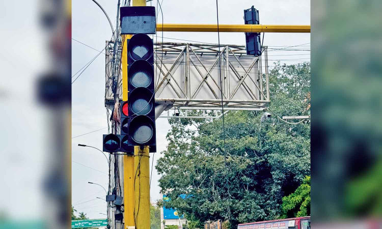 Chennai: Old poles hide traffic signals; confuse, distract motorists on EVR Periyar Salai