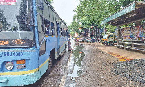 Sewage overflowing for over 2 weeks on Kathivakkam High Road, fume Ernavoor residents