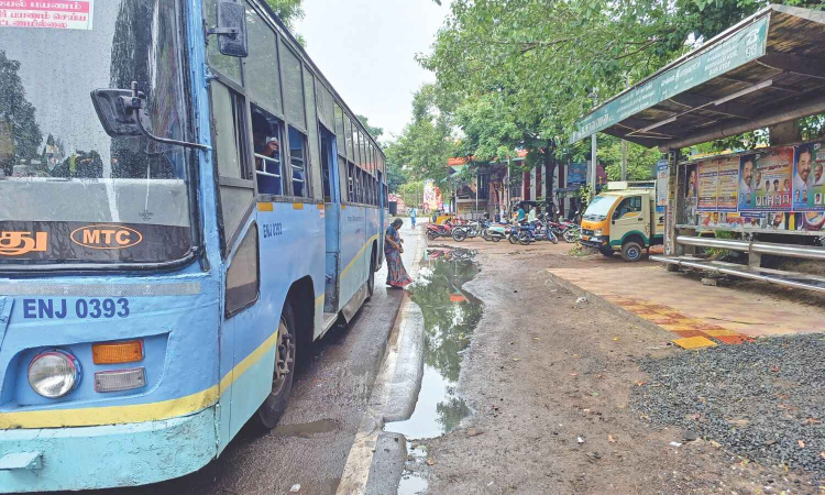 Sewage overflowing for over 2 weeks on Kathivakkam High Road, fume Ernavoor residents