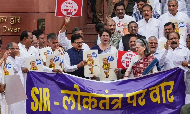 Sonia, other opposition leaders protest against SIR