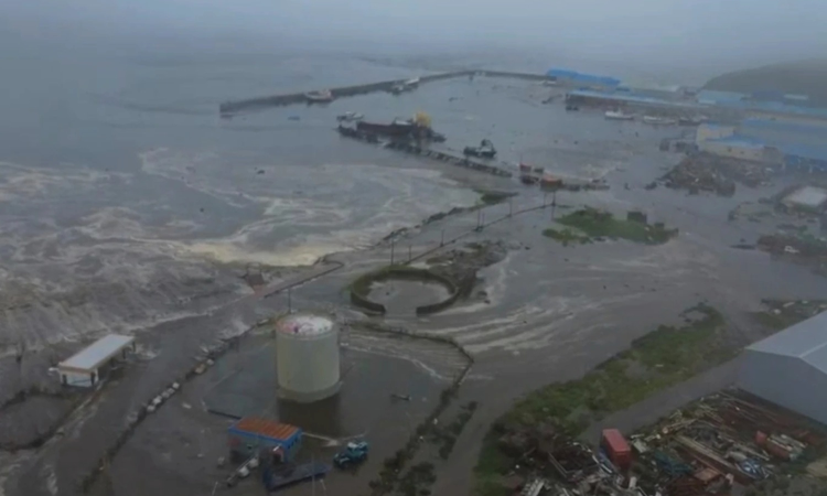 8.8-magnitude earthquake sends tsunami into coasts of Russia, Japan and Hawaii