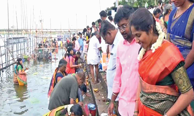 Aadi Perukku festival: Newlyweds, offer seek blessings of Mother Cauvery
