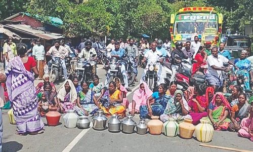 Thanjavur residents block road for potable water