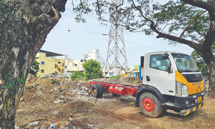 Debris dumping continues unabated on New Avadi Road continues