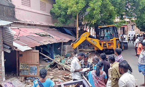 Officials evict encroached structures in Srirangam