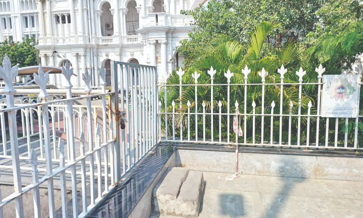 Ready to clear trash without pay for public, say cleanliness workers protesting privatisation