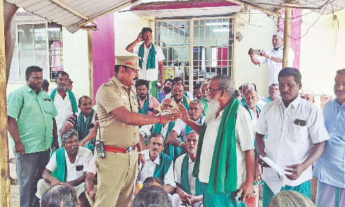 Thanjavur farmers lock up RDO office over stir