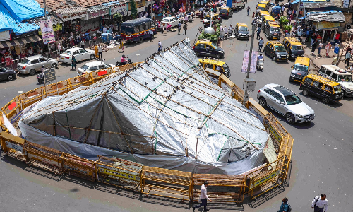 Marathi outfit activists gather at kabutarkhana in Mumbai to support pigeon feeding ban; detained