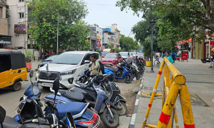 Chennai Citizen Connect: Parking on Sir Thyagaraya Road chaotic; rattles daily pedestrians