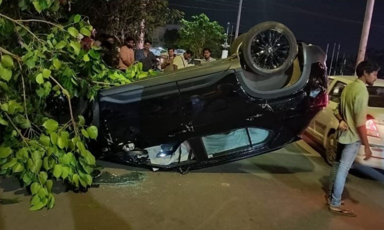 Speeding car overturns in Nanganallur while dodging dog