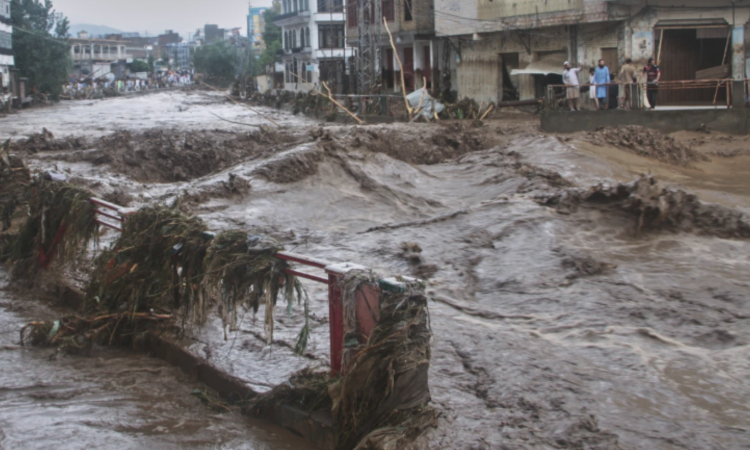 Death toll from flash floods rises to 307 in northwest Pak