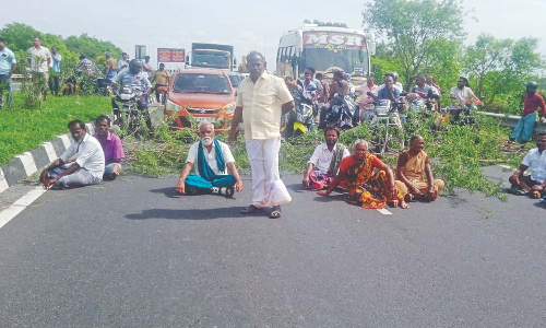 Farmers demand check dam across Kollidam; block Tiruchy-Chennai bypass