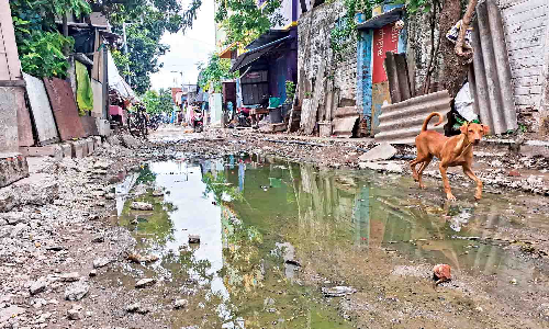 Chennai: Overflowing sewage for 15 days forces Vyasarpadi residents to hold road roko