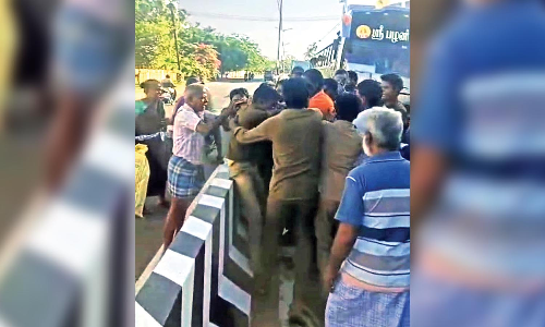 Tamil Nadu: Private bus crew clash over boarding passengers in Kumbakonam Tamil Nadu: Private bus crew clash over boarding passengers in Kumbakonam