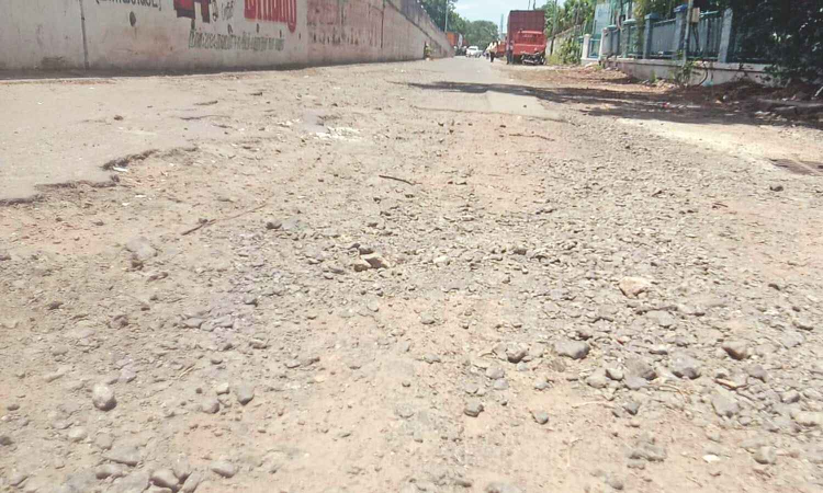 Kathivakkam residents walk 1.5 km as buses avoid damaged road