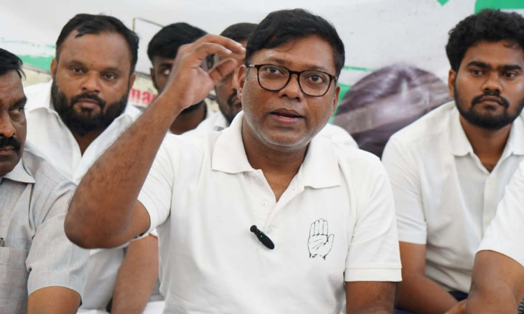 Students future in jeopardy over denial of SSA funds, Cong MP Sasikanth declares indefinite fast