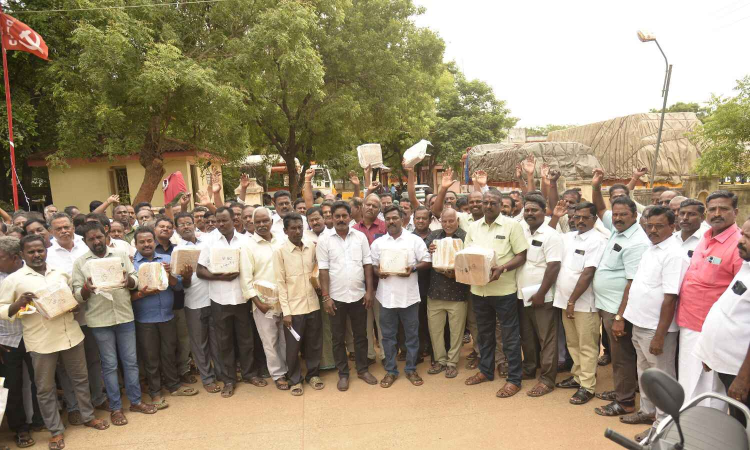 Tasmacs empty bottle buyback diktat on staff leads to stir in Thanjavur