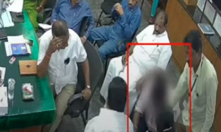 Villupuram: Dalit municipal staff made to fall at DMK councillor’s feet