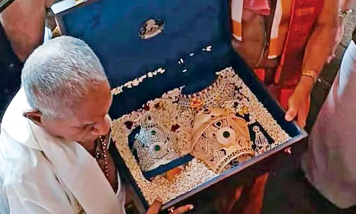 Ilaiyaraaja offers diamond-studded crown worth Rs 4 cr to Kollur Mookambika Temple