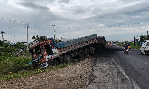 Lorry collision on Chennai-Tirupati highway, lorry driver sustains serious injuries