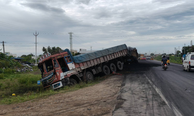 Lorry collision on Chennai-Tirupati highway, lorry driver sustains serious injuries
